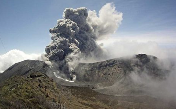 OVSICORI elevó categoría del Volcán Turrialba a eruptivo: Parque Nacional permanecerá cerrado