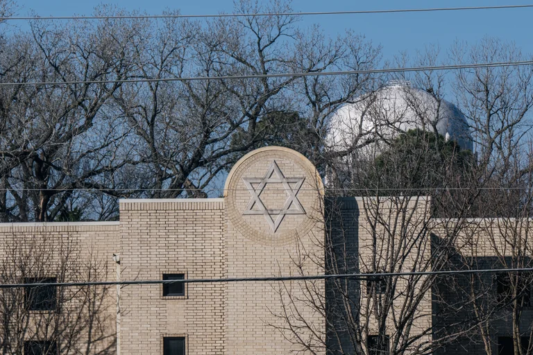 El FBI identificó al secuestrador de la sinagoga en Texas y Joe Biden aseguró que el ataque fue un “acto de terrorismo”