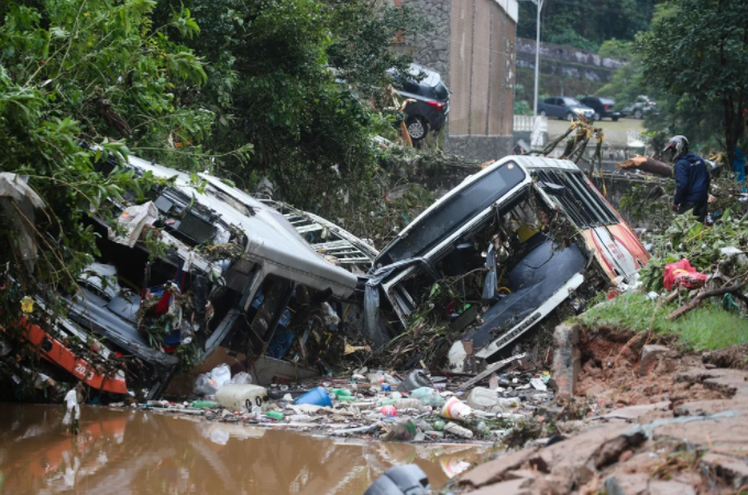 Al menos 38 muertos en Brasil por el fuerte temporal que azotó Petrópolis