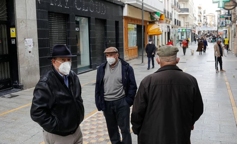 España: las mascarillas dejarán de ser obligatorias al aire libre desde el jueves