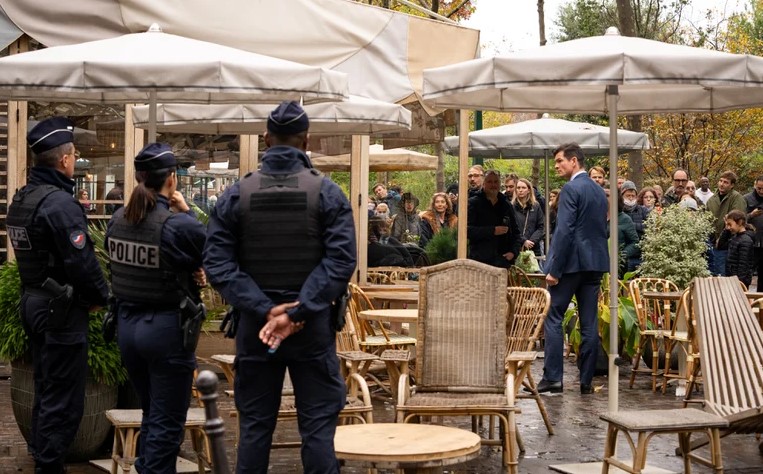 La policía de París prohibió la entrada de grupos antivacunas que planean bloquear la ciudad el fin de semana