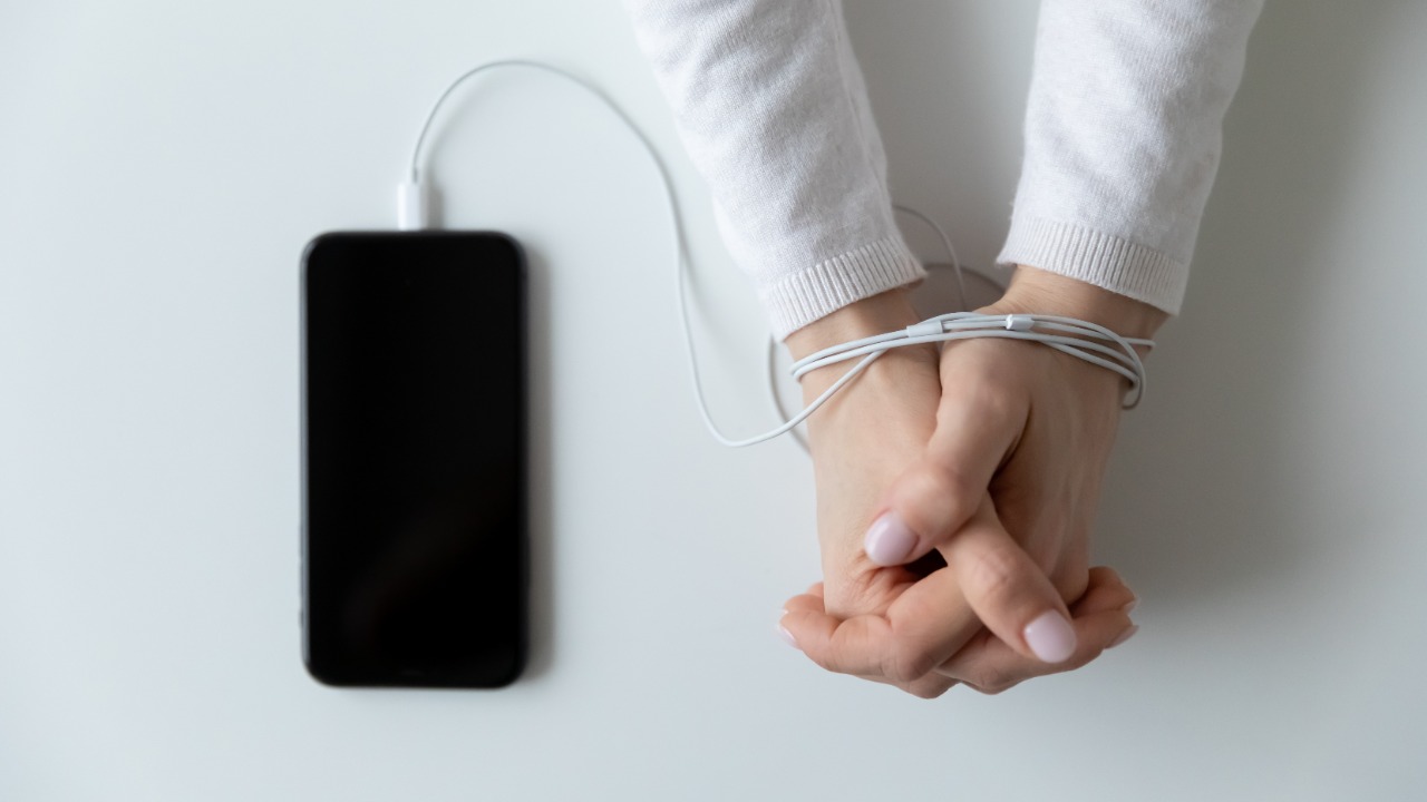 Psicólogos advierten riesgos de la “nomofobia”: Miedo a estar sin acceso a internet o sin el celular en las manos