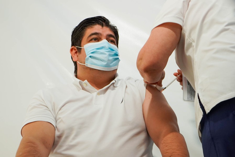 Carlos Alvarado recibió tercera dosis de refuerzo contra Covid-19 y urgió a población acudir a inmunizarse