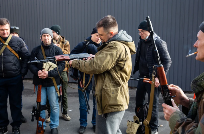 Las fuerzas ucranianas entregan miles de rifles a los civiles mientras se enfrentan con invasores rusos en Kiev