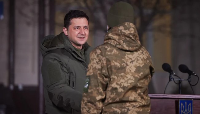 Tras las violaciones al alto el fuego, el presidente de Ucrania supervisó una operación militar cerca de la frontera con Rusia