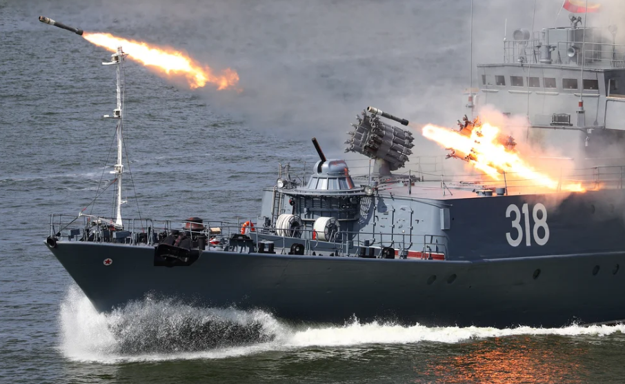 Estados Unidos confirmó que barcos rusos están bombardeando la asediada ciudad ucraniana de Mariupol