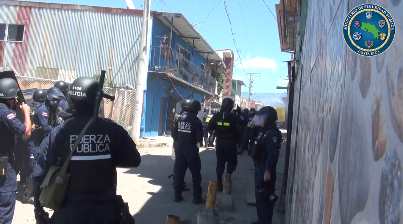 Fuerza Pública detuvo a una persona y contabiliza tres oficiales heridos producto de disturbios por desalojo en la Carpio
