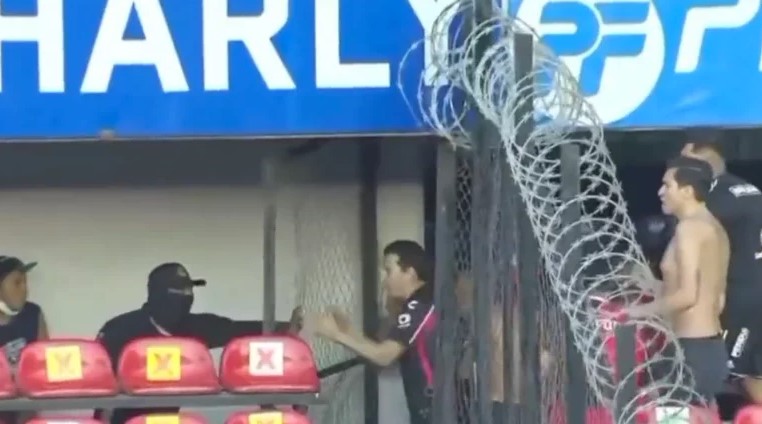 Entre insultos, golpes y sin policías: así se originó la tragedia en el Estadio Corregidora