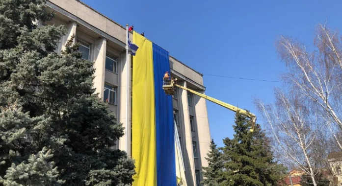 Kherson desafía la ocupación rusa: ciudadanos volvieron a colgar la bandera ucraniana en el Ayuntamiento