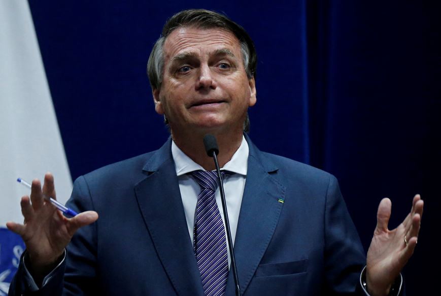 Bolsonaro dice que paridad entre los precios locales y mundiales de los combustibles debe terminar