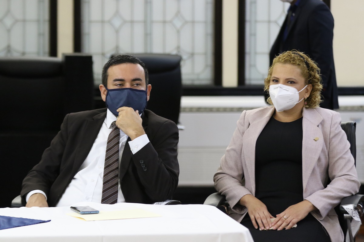 Fiscalía mantiene causa abierta contra diputados Jonathan Prendas y Carmen Chan por donación de mascarillas de China