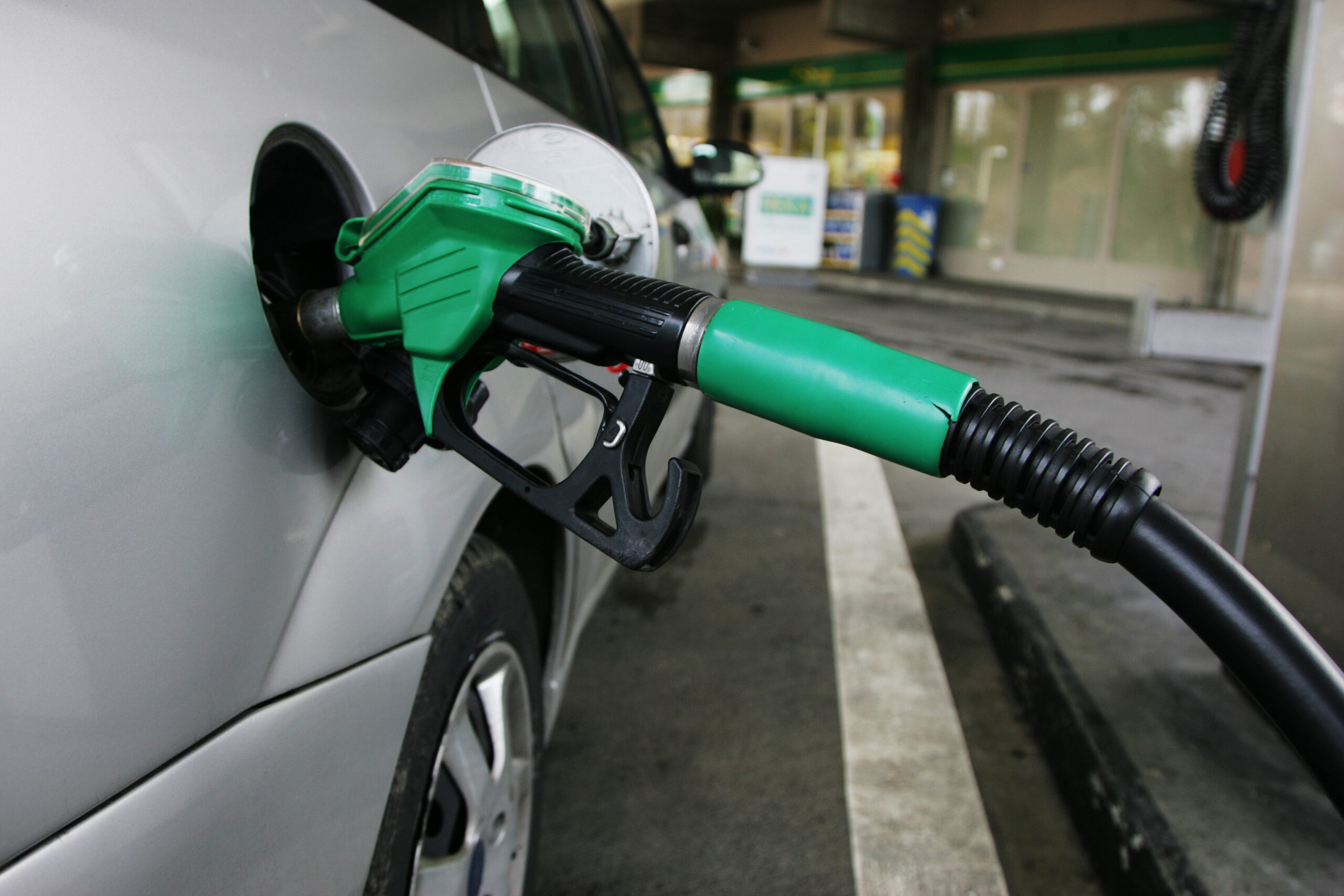 Combustibles suben hasta ₡121 por litro a partir de este jueves tras publicación de histórico ajuste en La Gaceta