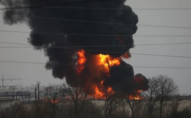 Rusia dice que helicópteros ucranianos cruzaron la frontera y atacaron un depósito de combustible en su territorio