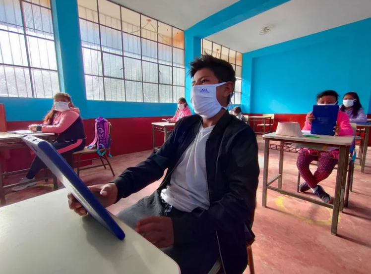 Se levantan las restricciones de aforo y distanciamiento social por COVID-19 en colegios del Perú