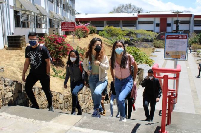Estudiantes de la UNA tienen hasta el 30 de abril para declarar su estado de vacunación contra el Covid-19