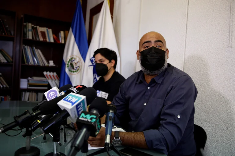 El gremio de periodistas de El Salvador acudió al Supremo para protestar contra la “reforma mordaza” que afecta la libertad de prensa