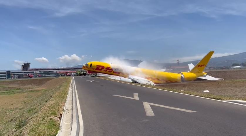 Realizarán cierres temporales durante miércoles y jueves en aeropuerto Juan Santamaría para retirar avión que sufrió accidente