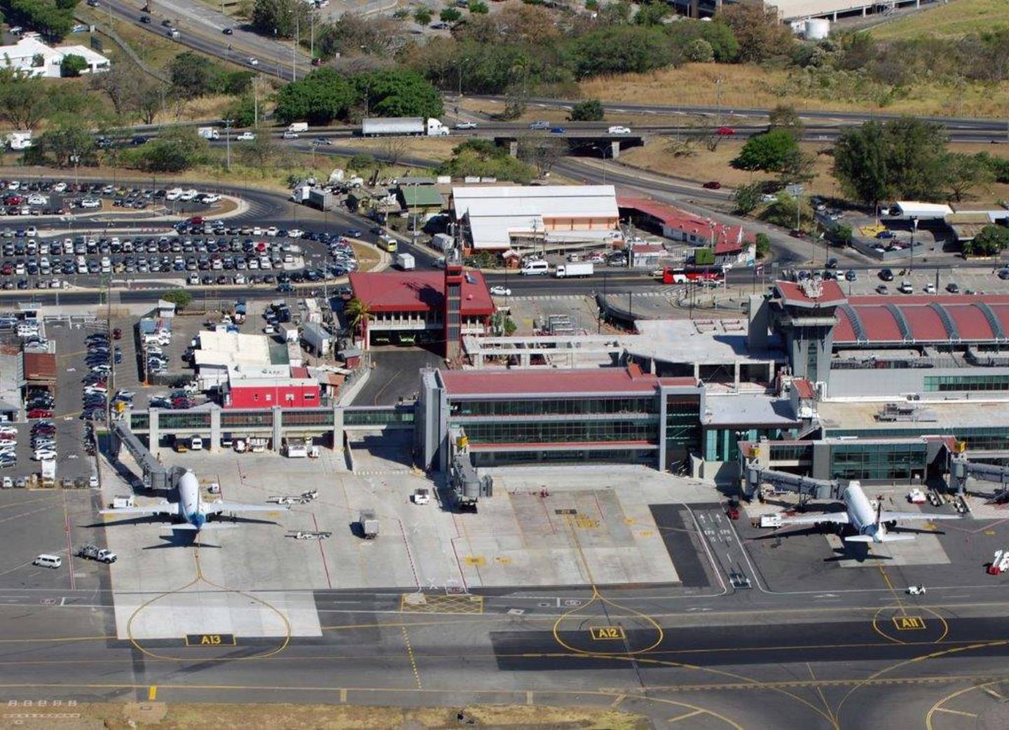 Migración espera hasta 1500 personas por hora en Aeropuerto Juan Santamaría durante esta semana