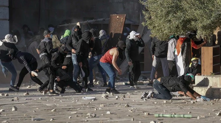 Disturbios en la Explanada de las Mezquitas de Jerusalén: 156 heridos en choques entre palestinos y la policía israelí