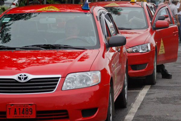 Grupo de taxistas pide echar atrás aumento de ₡200 por kilómetro en tarifas