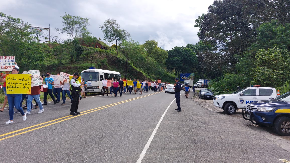 Trabajadores de Depósito en Golfito protestaron este lunes contra decisión de licitar locales