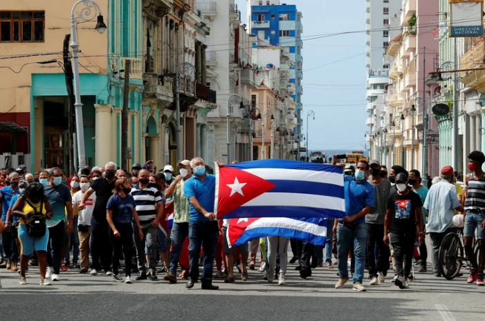 Los cubanos sobreviven en medio de nuevos apagones mientras el gobierno culpa la falta de combustible