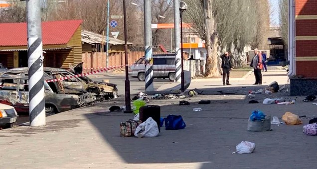 Al menos 39 muertos y 100 heridos en un ataque ruso contra civiles en la estación de tren de Kramatorsk