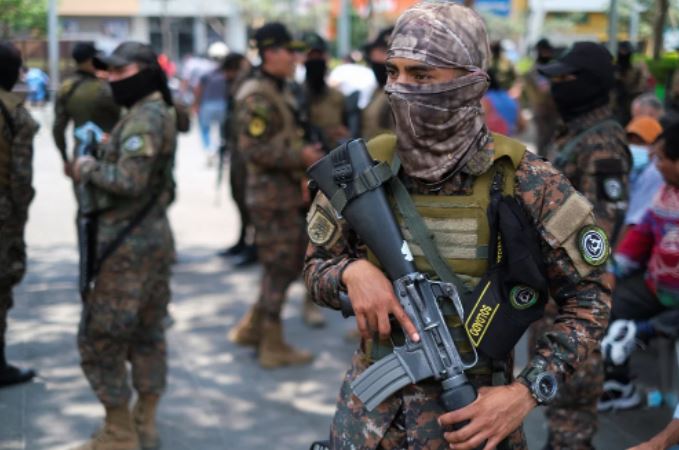 Denuncian que la lucha de El Salvador contra las pandillas desató una “tormenta perfecta” de violaciones de derechos humanos