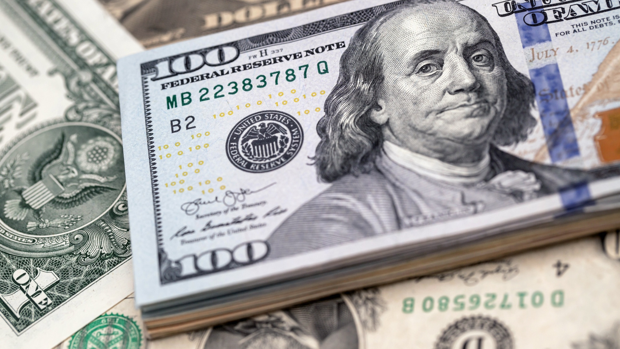 Tipo de cambio del dólar aumentó ¢15 en un mes y se acerca a los ¢700 en ventanilla de bancos