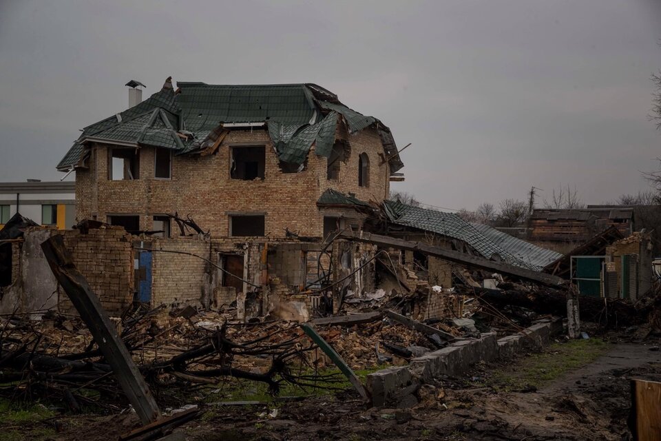 Más de mil combatientes y 100 civiles resisten el ataque ruso en la acería de Mariupol