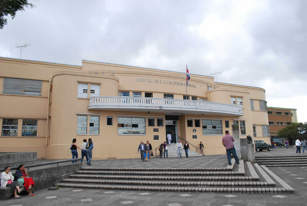 Hospital Calderón Guardia se apoya en áreas de salud ante saturación de pacientes Covid-19 en servicio de emergencias