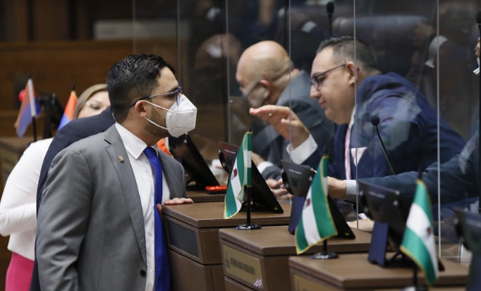 Médico del Congreso recuerda a diputados el uso obligatorio de la mascarilla en el Plenario Legislativo