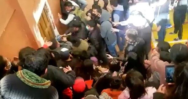 Al menos 4 muertos y 70 heridos por una estampida durante una asamblea universitaria en Bolivia