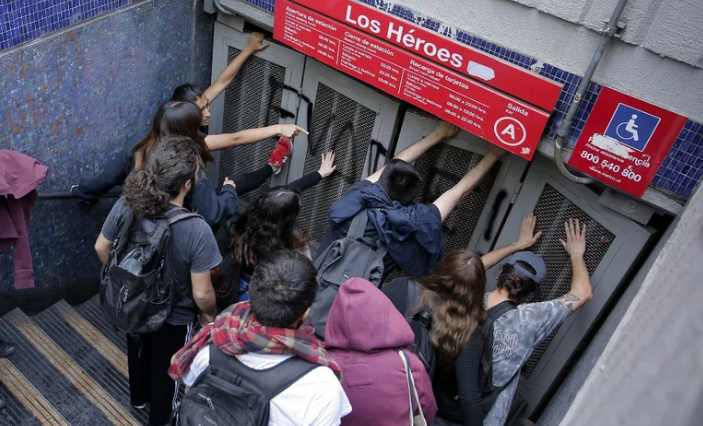 Estudiantes chilenos protestaron en el metro de Santiago como antes del estallido de 2019
