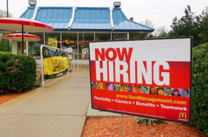 Estados Unidos sumó 428 mil puestos de trabajo en abril y la tasa de desempleo se mantuvo en 3,6%