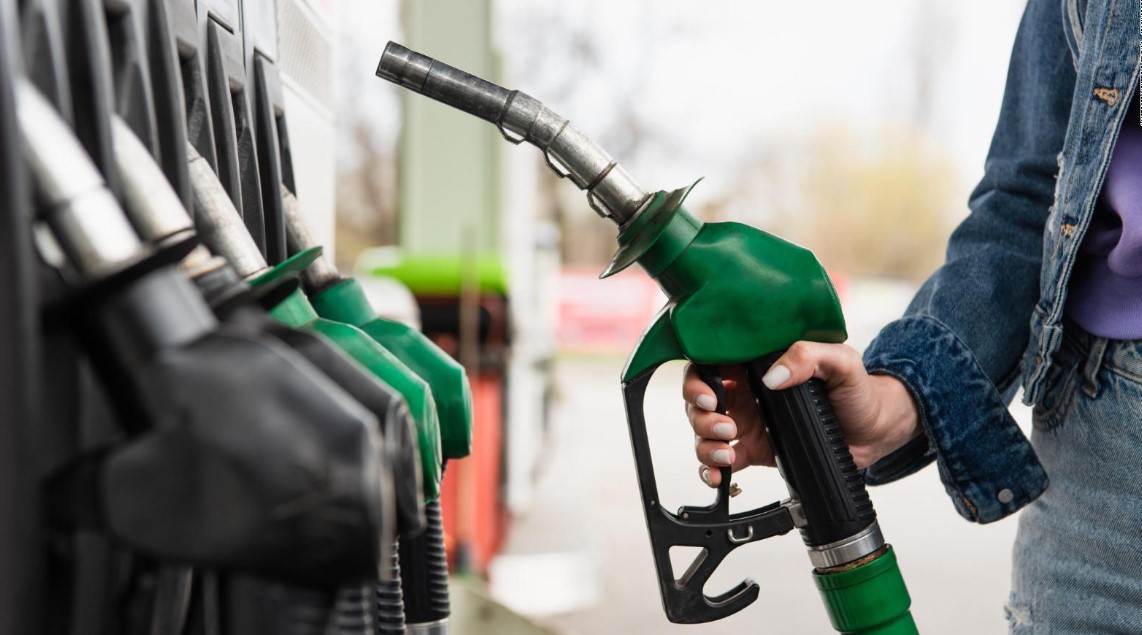 Economista propone subsidio para que población más pobre compre combustibles hasta 35% más baratos