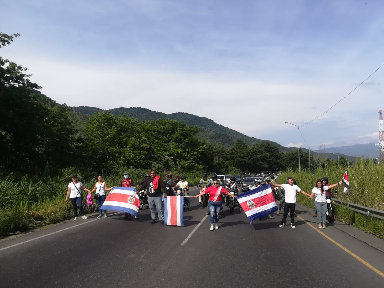 Ciudadanos se manifiestan contra precio de combustibles y realizan tortuguismo en Autopista Florencio del Castillo
