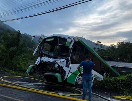 13 personas fueron enviadas al hospital Max Peralta tras choque frontal entre vagoneta y autobús en Paraíso de Cartago