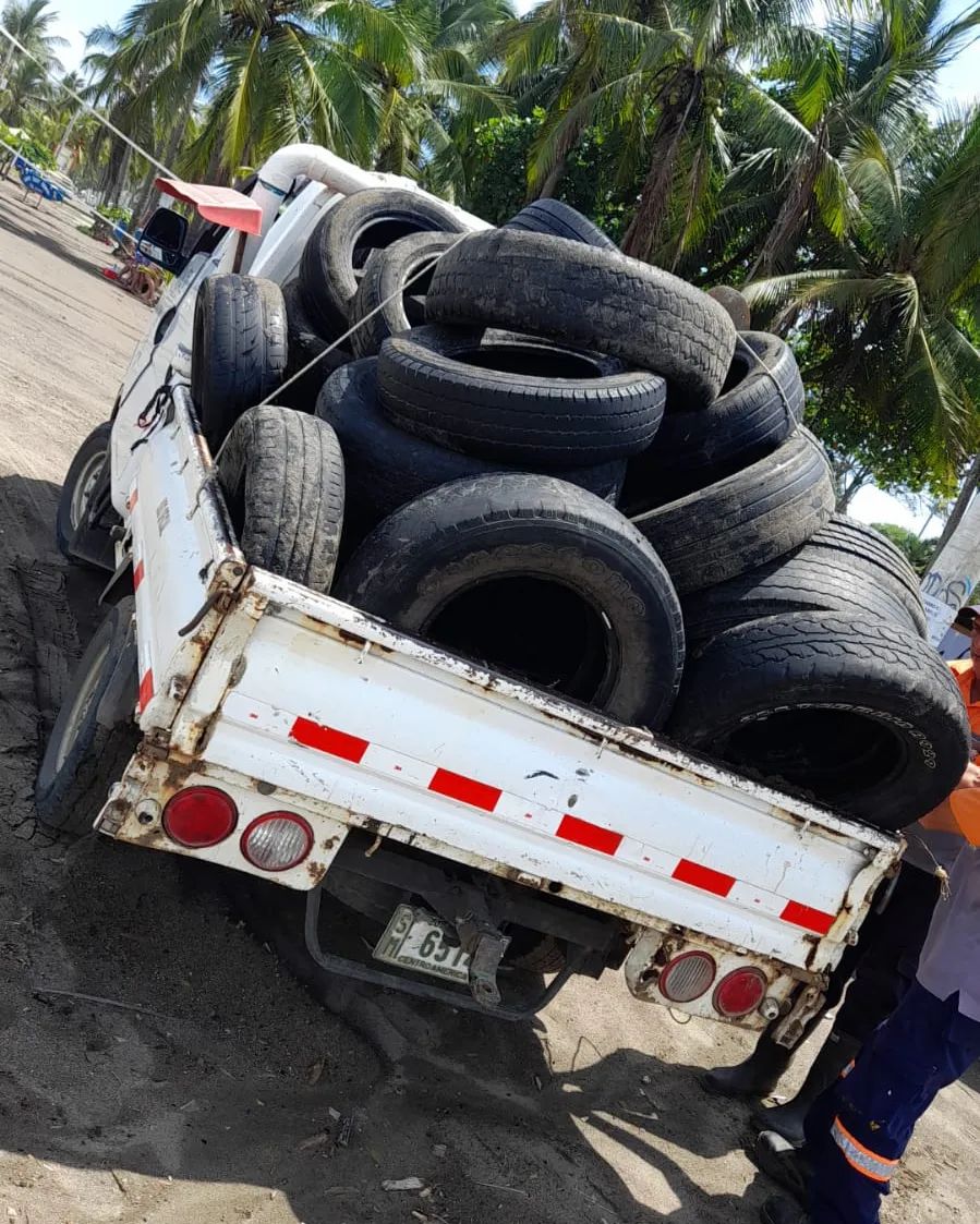 Municipalidad de Garabito urge no arrojar llantas al río tras limpieza en playa Jacó