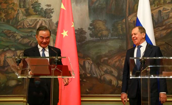 China estrecha lazos con Rusia en plena invasión a Ucrania y dice que trabajarán juntos para promover la “democracia real”