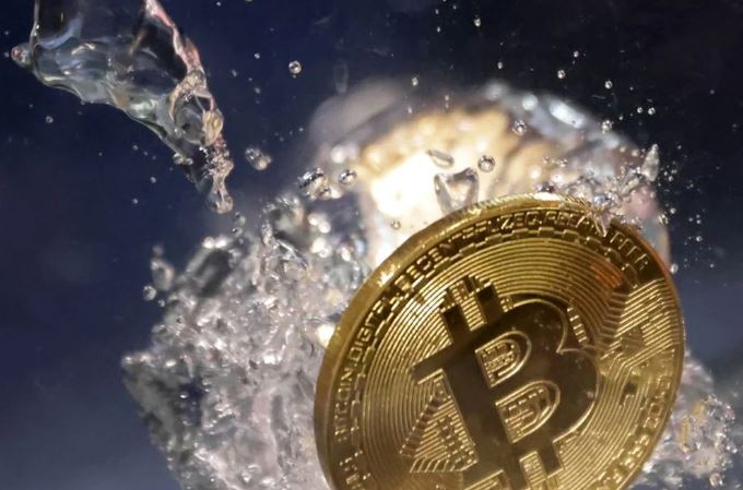 El bitcoin volvió a caer y lucha por mantenerse por encima de los $20 mil