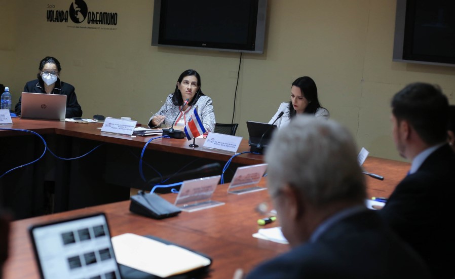 Gobierno finaliza mesas de diálogo sobre proyecto de jornadas excepcionales: Diputados pospusieron discusión hasta el 4 de julio
