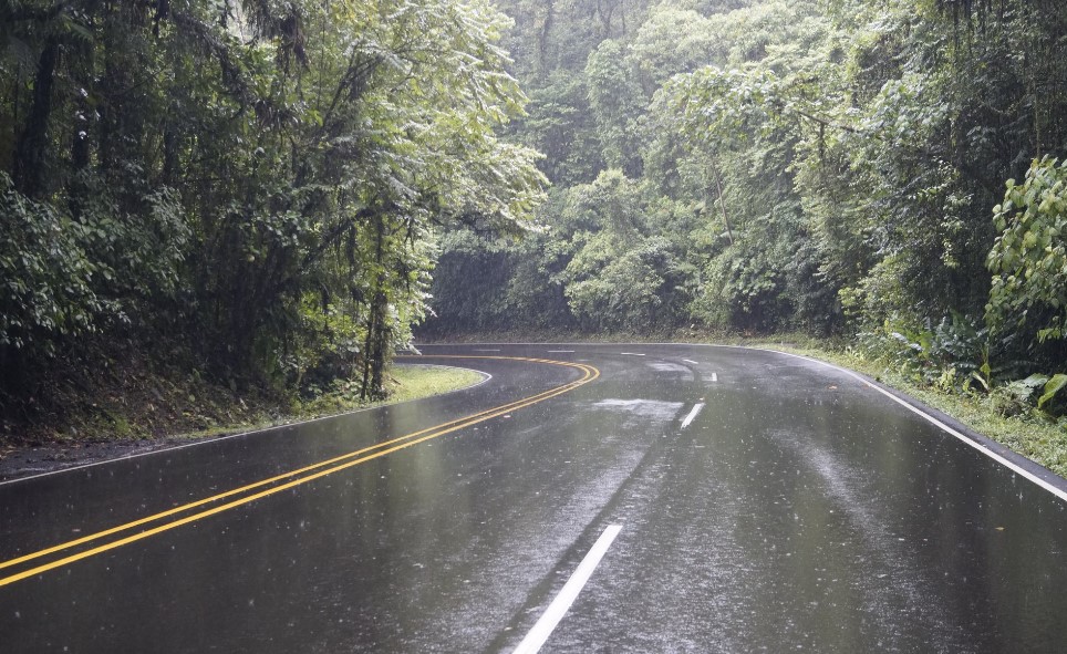 CNE emite alerta naranja en el Pacífico por fuertes lluvias: Ruta 32 permanece cerrada por tres derrumbes