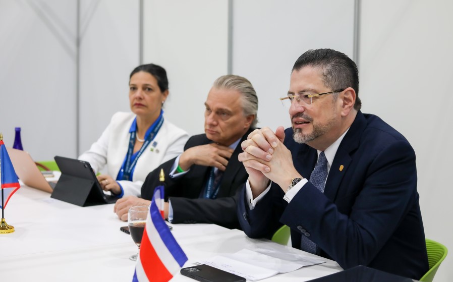 Presidente Rodrigo Chaves urge recursos económicos ‘a los de arriba’ para cubrir necesidades de migrantes en Costa Rica