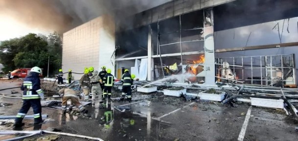 Rusia bombardeó un centro comercial en Ucrania: al menos 13 muertos y 40 heridos