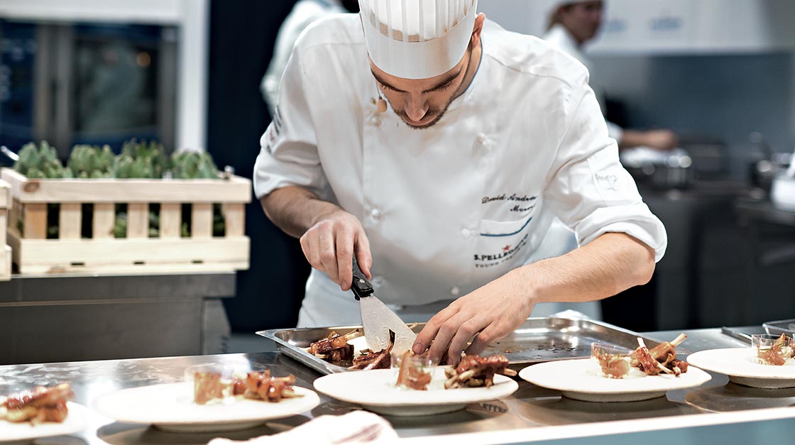 Desde chefs hasta contadores: TEC advierte que 47% de los empleos corren riesgo de ser reemplazados por robots