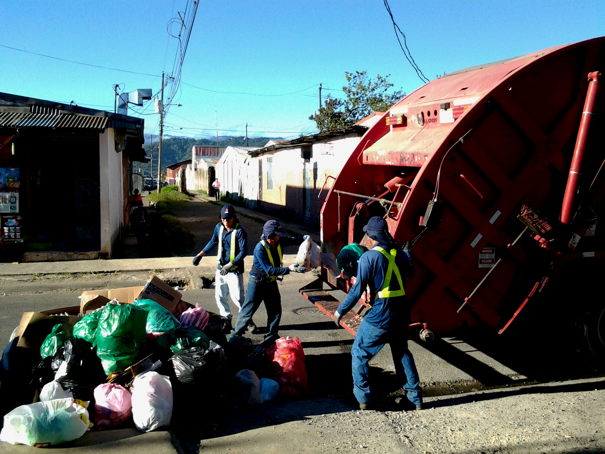 Cartagineses enfrentan problemas por atraso en entrega de camiones para recolectar basura