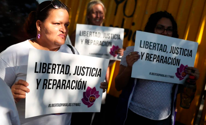 La justicia de El Salvador impuso una condena de 50 años de prisión a una joven procesada por aborto