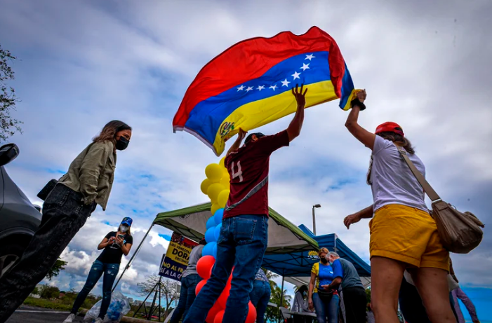 Senadores de EEUU piden a Biden extender el Estatus de Protección Temporal para venezolanos que escapan del chavismo
