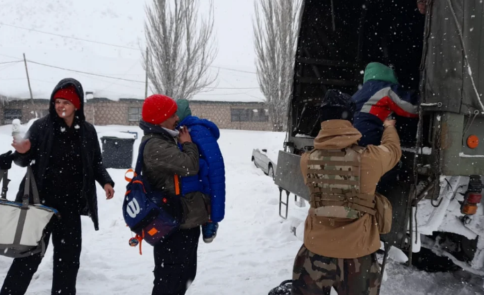 Casi 500 personas se encuentran en refugios en la frontera chileno-argentina por las intensas nevadas